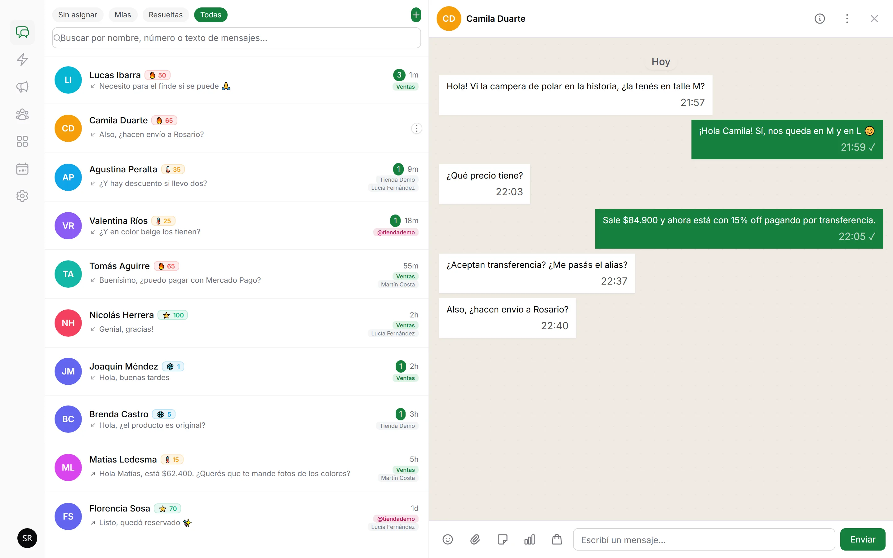 Bandeja de ClientelaHub con una conversación de WhatsApp abierta